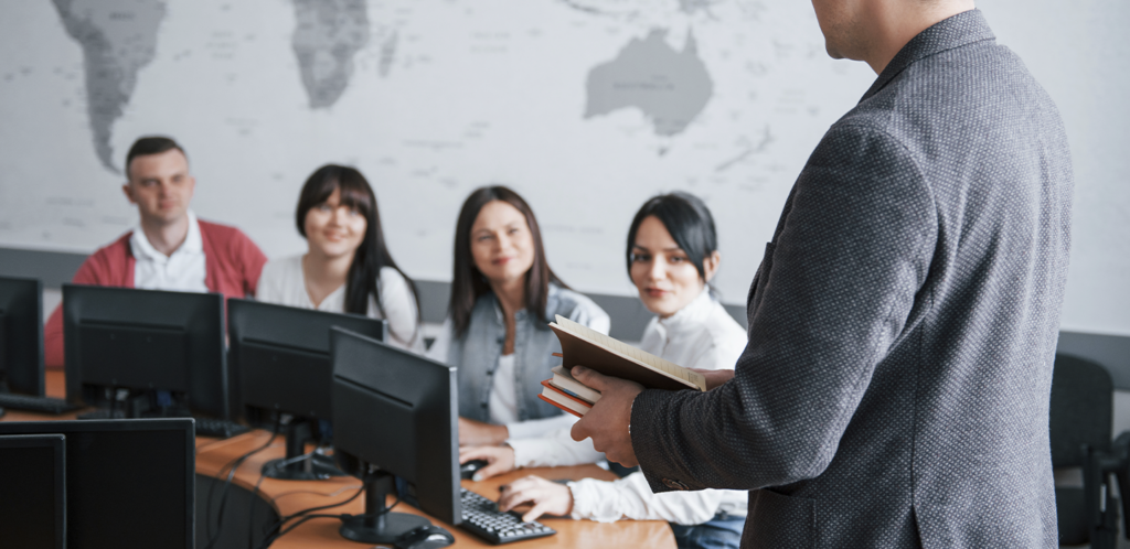 Estudiantes de postgrado continuando sus estudios